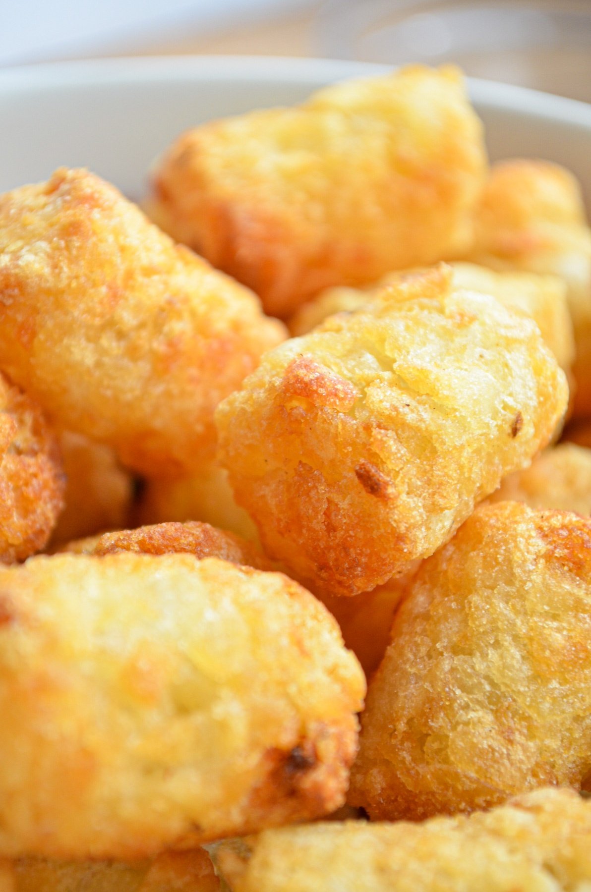 A bowl of cooked golden tater tots.