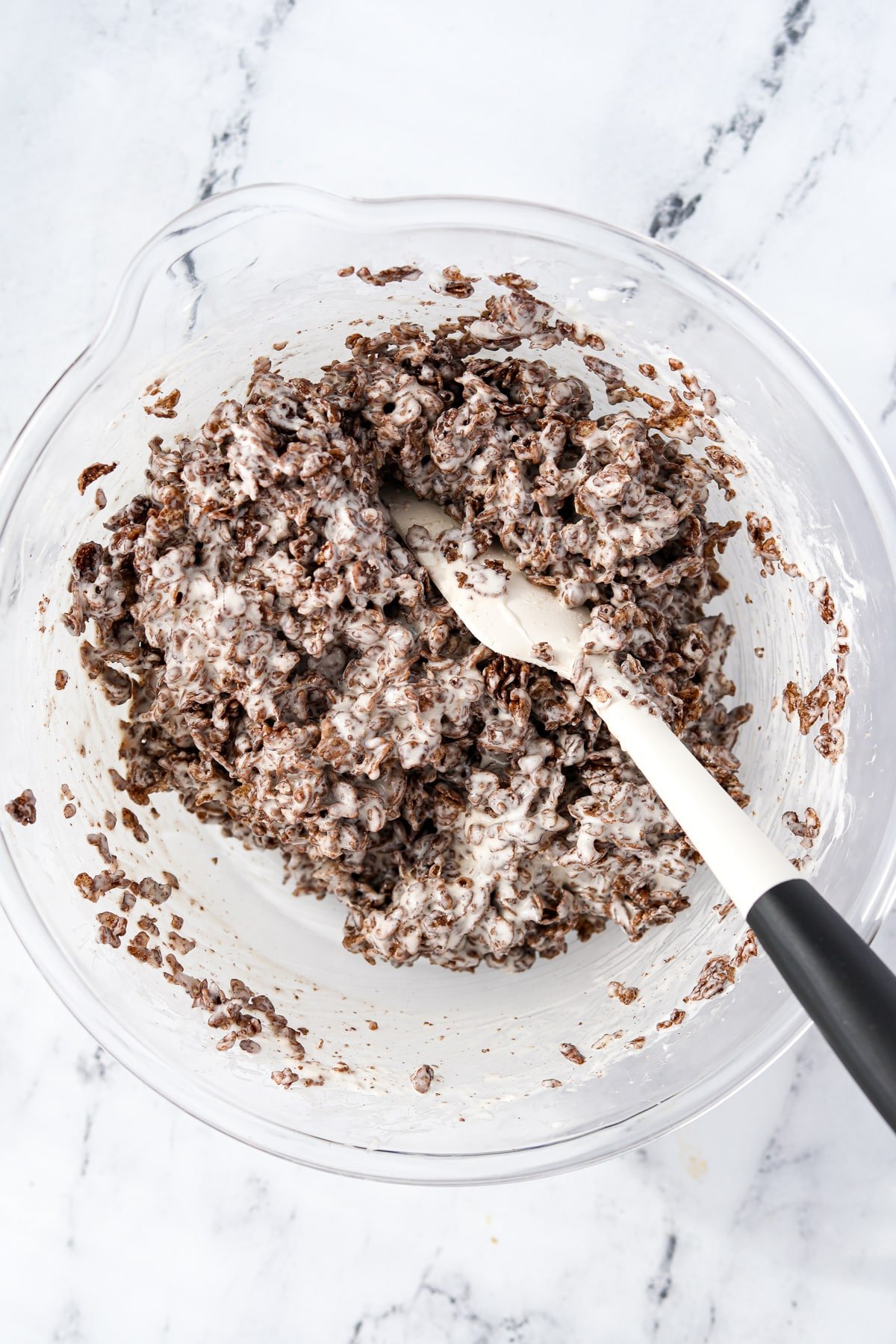 A bowl of cereal treats mixed with marshmallows.